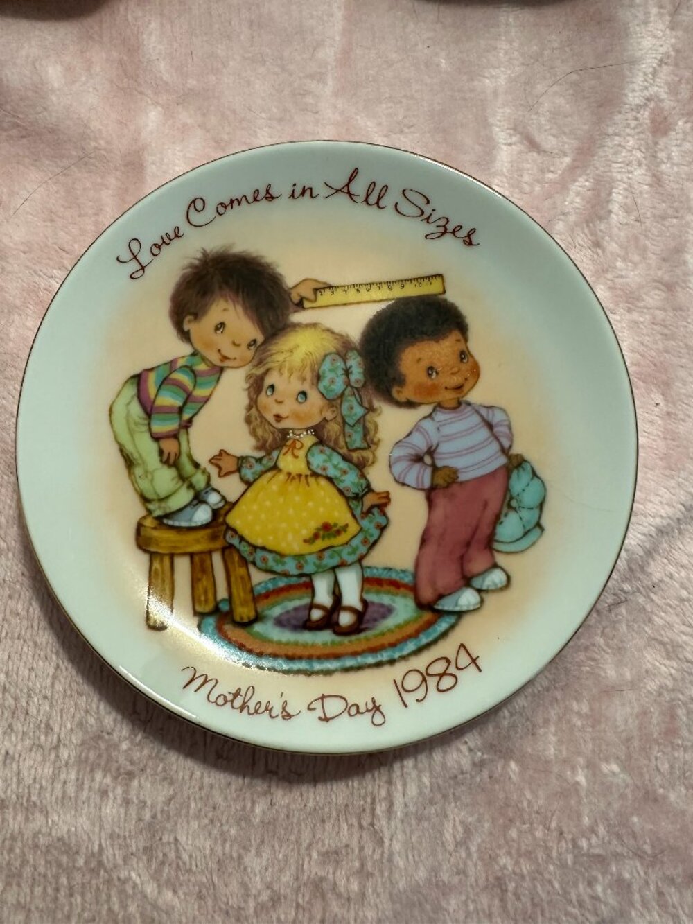 AVON MOTHERS DAY PLATE 1984 LOVE COMES IN ALL SIZES 5 INCHES